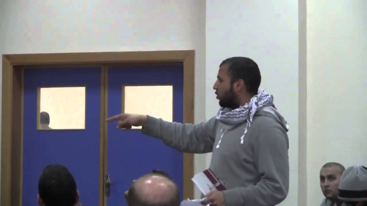 طلاب بيرزيت يهاجمون المجدلاني رئيس وفد منظمة التحرير لتبريره الحصار على اليرموك من قبل النظام السوري