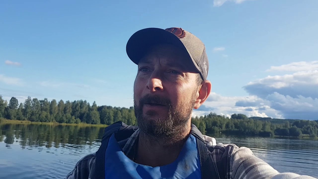 På väg Sverige paddlar kajak i Klarälven