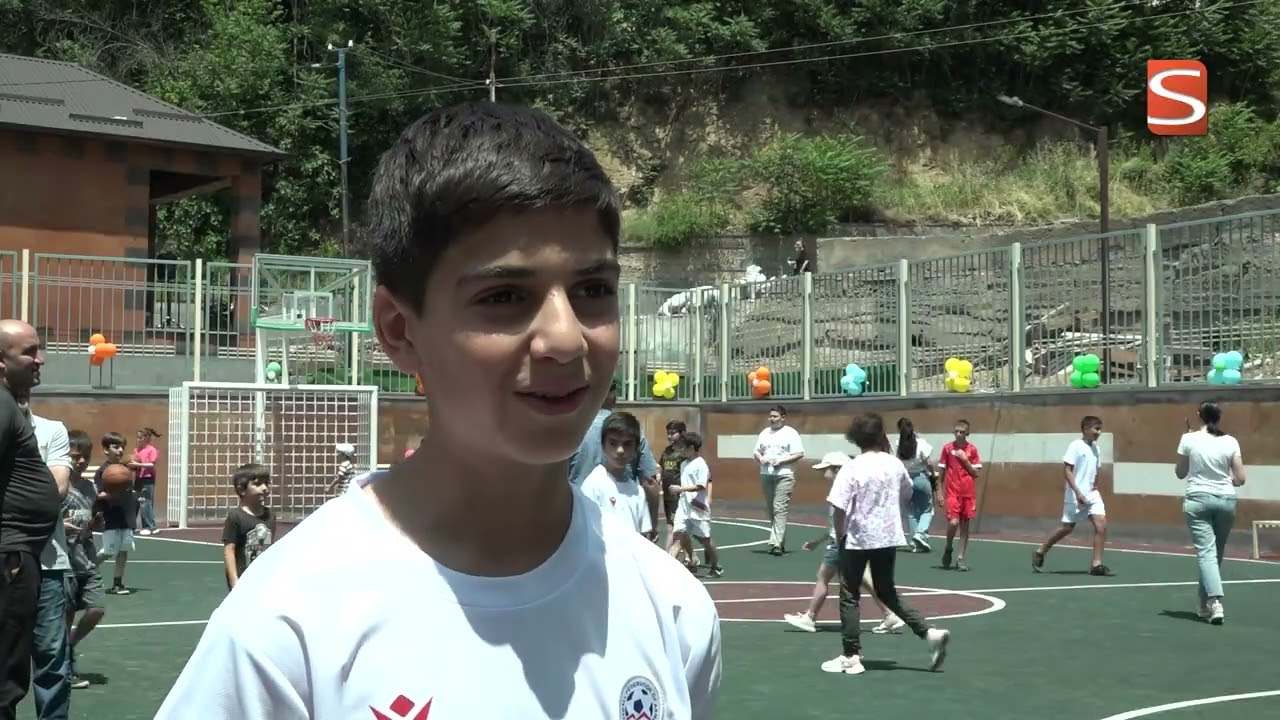 Կապանցու հարկերով` մարզադաշտ