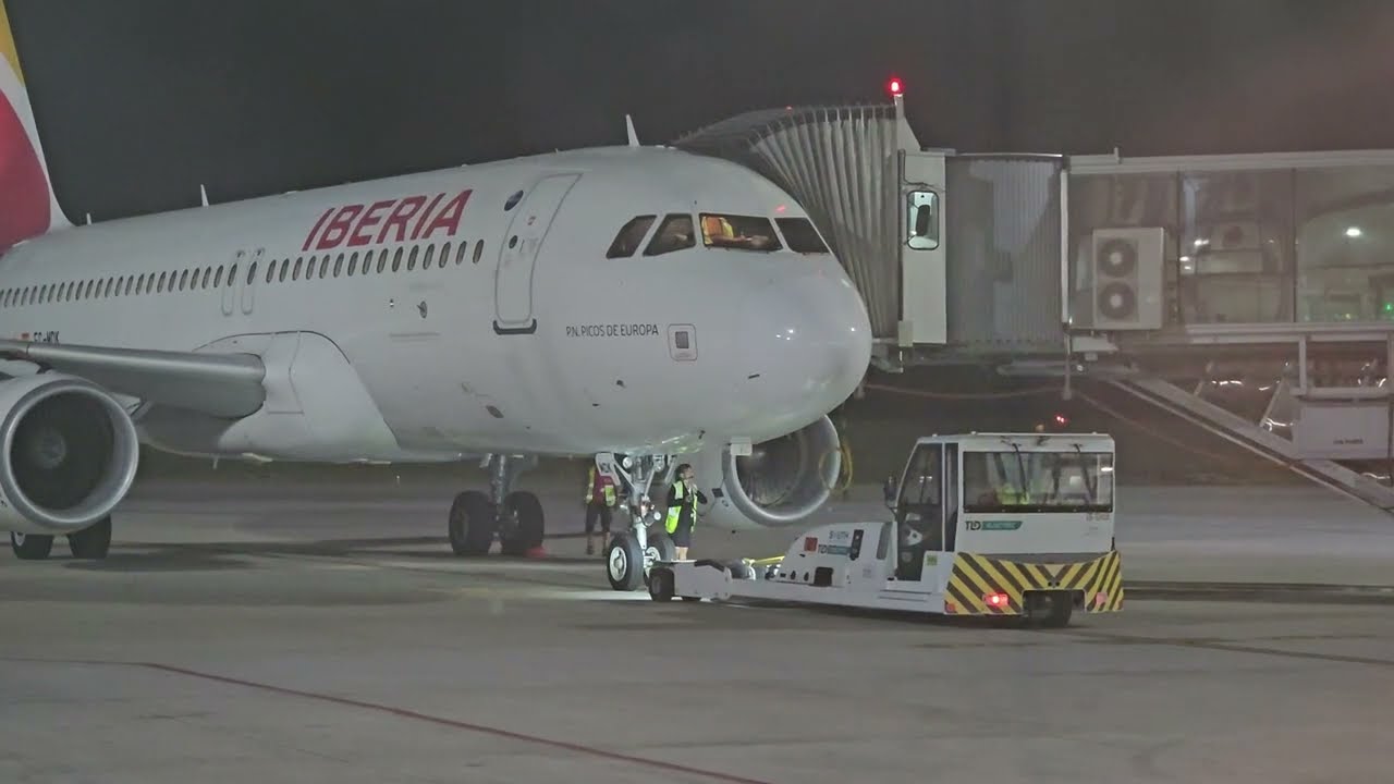 PushBack Airbus A320-214 Iberia EC-MDK amaneciendo en el Aeropuerto de Vigo (VGO / LEVX)