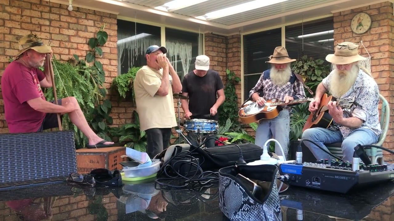 Bull Frog Blues [William Harris] by the Possum Scratchers vid. by Juliette Lane .