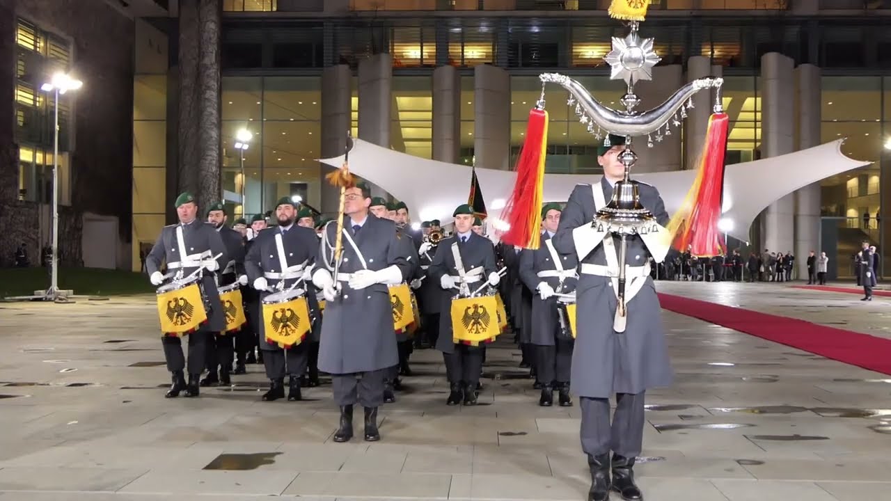 Militärische Ehren - Frankreichs Premierminister Gabriel Attal
