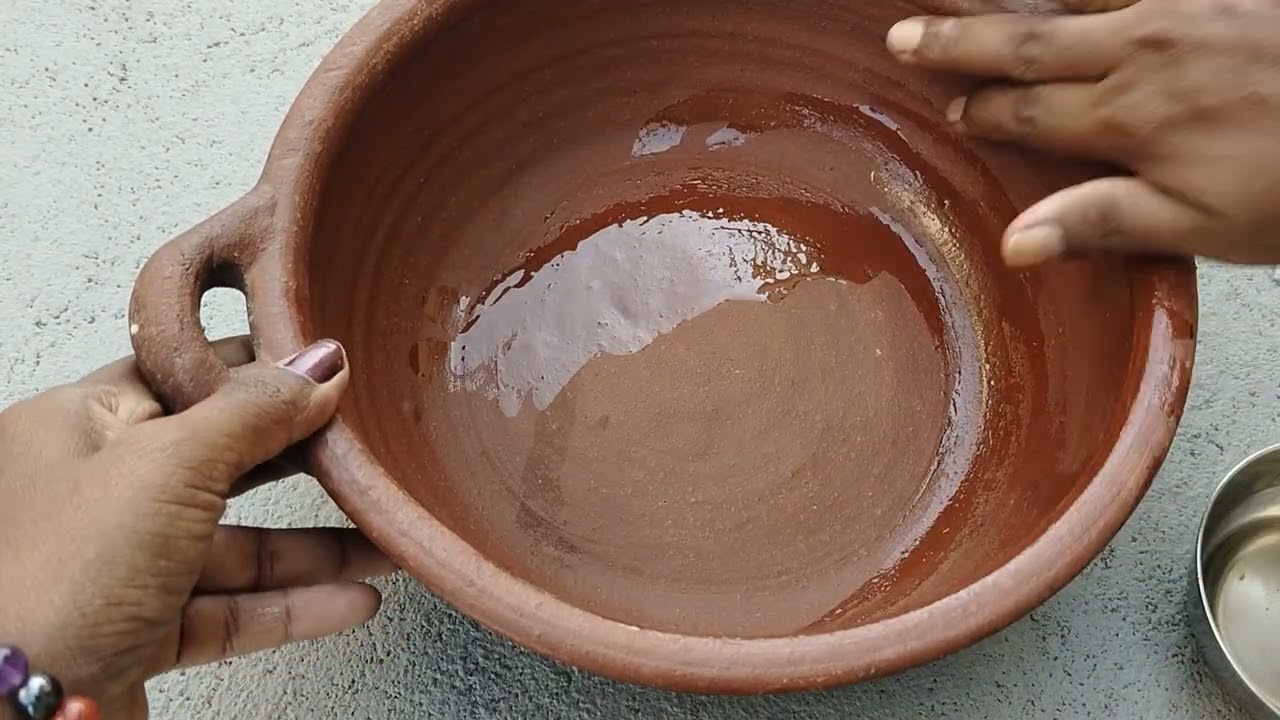 Sesseing for mud pot||ಮಣ್ಣಿನ ಮಡಿಕೆ ಅಡುಗೆಗೆ ಬಳಸುವ ಮೊದಲು ಸ್ವಚ್ಛ ಮಾಡುವುದು|| How to use mud pots🍲
