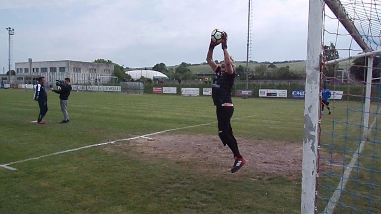 Calcio, Boranga torna in campo a 75 anni: il portiere salta come un ventenne