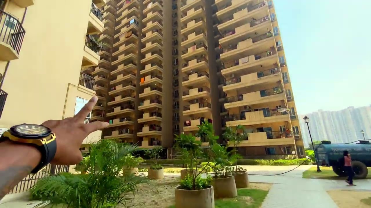 कौन ज़्यादा सही noida extention में घर लेने से पहले देखलो 14th Avenue and 7th avenue society||