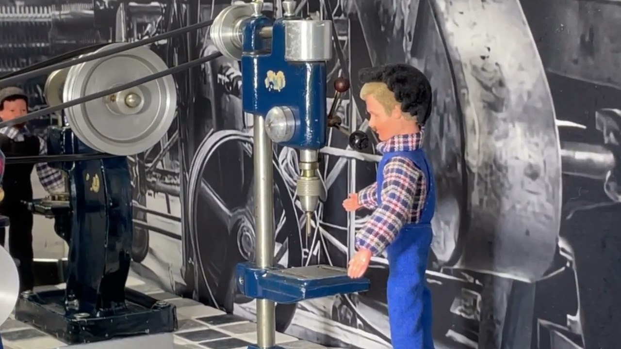 Dampfmaschine von Stuart betreibt diverse Maschinen einer EKT-Werkstatt