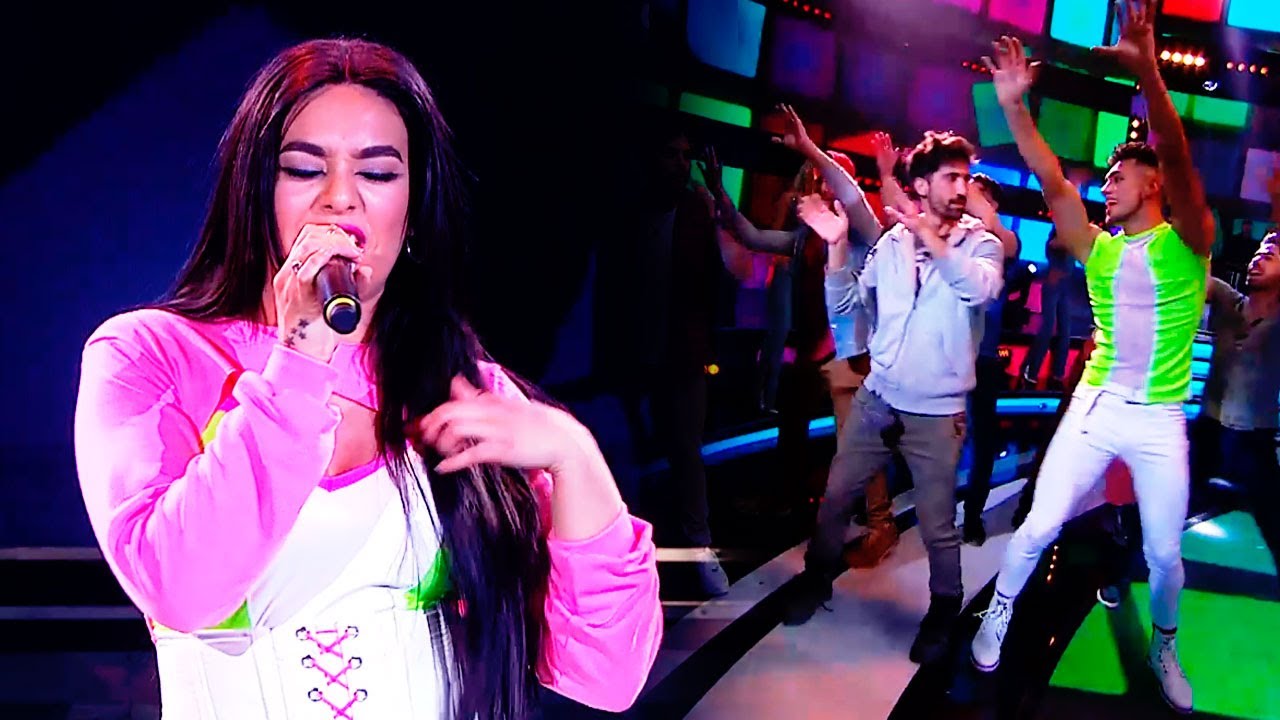 Ángela Leiva cantó con su banda y Fran Caivano intentó seguirla