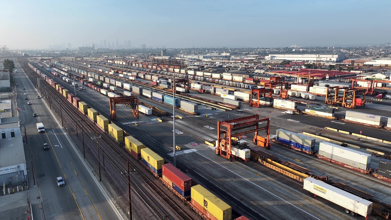 Интермодальная станция Хобарта компании BNSF в действии: контейнерные поезда в районе Лос-Анджелеса