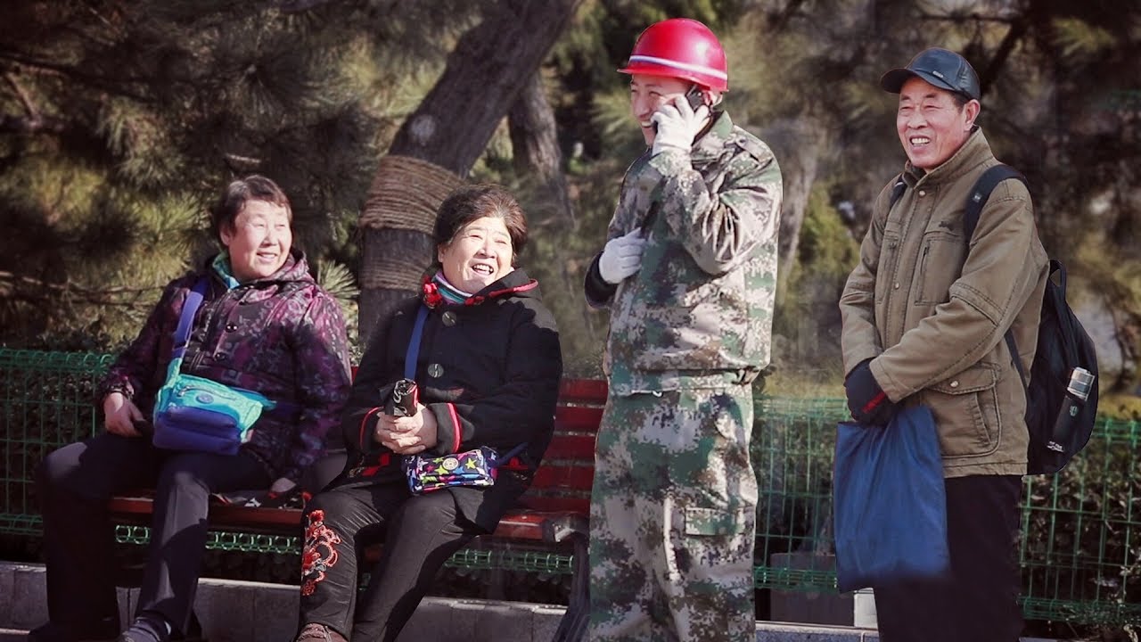 When strangers hear the good news of a migrant worker becoming father... 当路人们无意中听到农民工的电话，有人笑容都藏不住了！