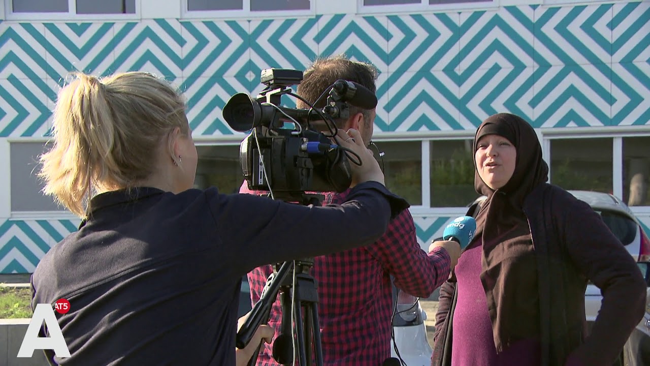Extreem-rechtse demonstranten van dak islamitische school gehaald