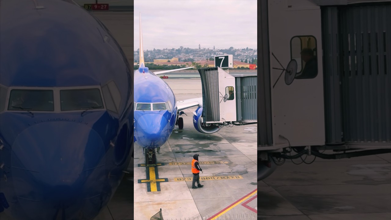 Attaching aerobridge to flight - passenger boarding bridge #flight #aerobridge #jetbridge