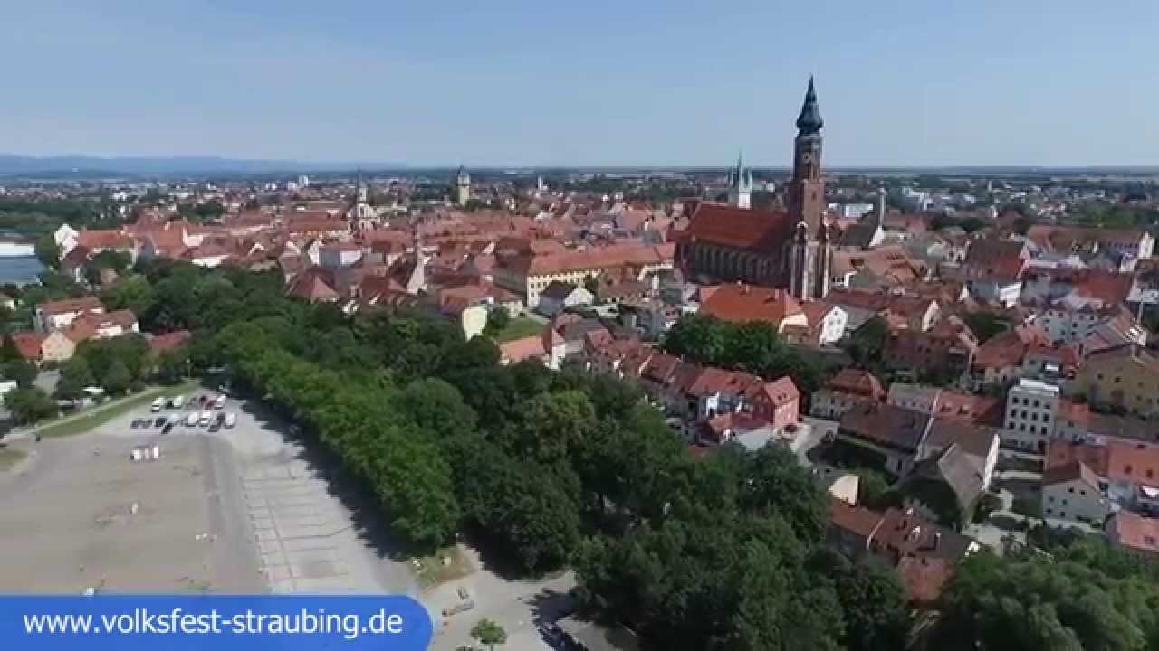 Fotodrohne Flug &uuml;ber G&auml;ubodenfest beim Aufbau der Bierzelte