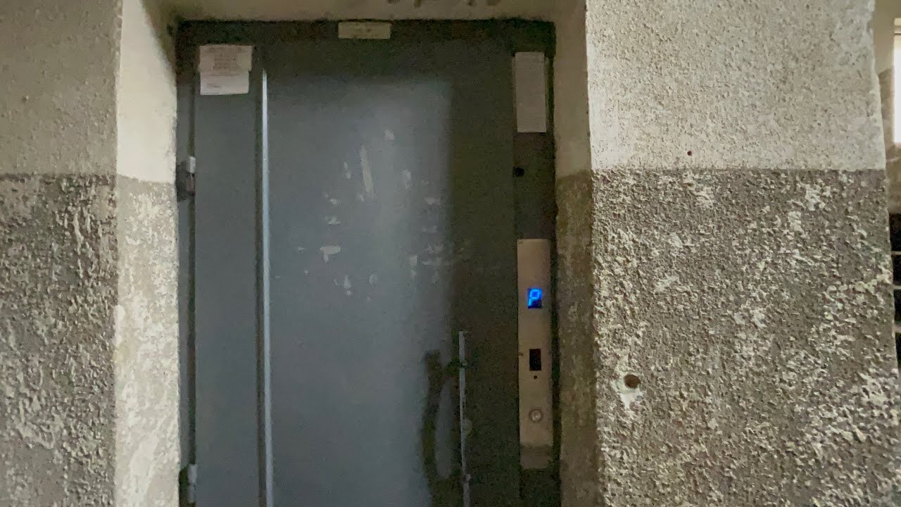 1988 refurbished IFMA T40-T45 lift @ Str. Calea Unirii Bl. 59A Sc.D, Suceava, România 