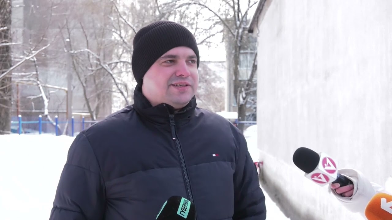 Во Владимире промышленные альпинисты ежедневно очищают крыши образовательных учреждений от снега