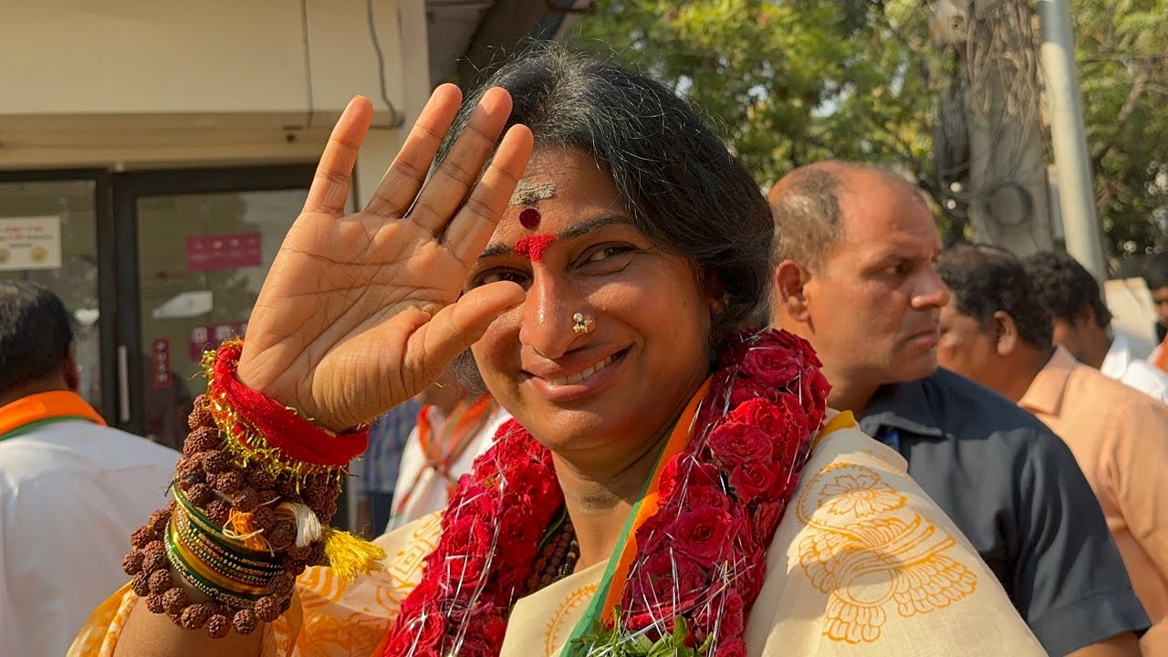 Hyderabad BJP Madhavi Latha Door to Door Campaign at Chandrayangutta | Madhavi Latha Padayatra
