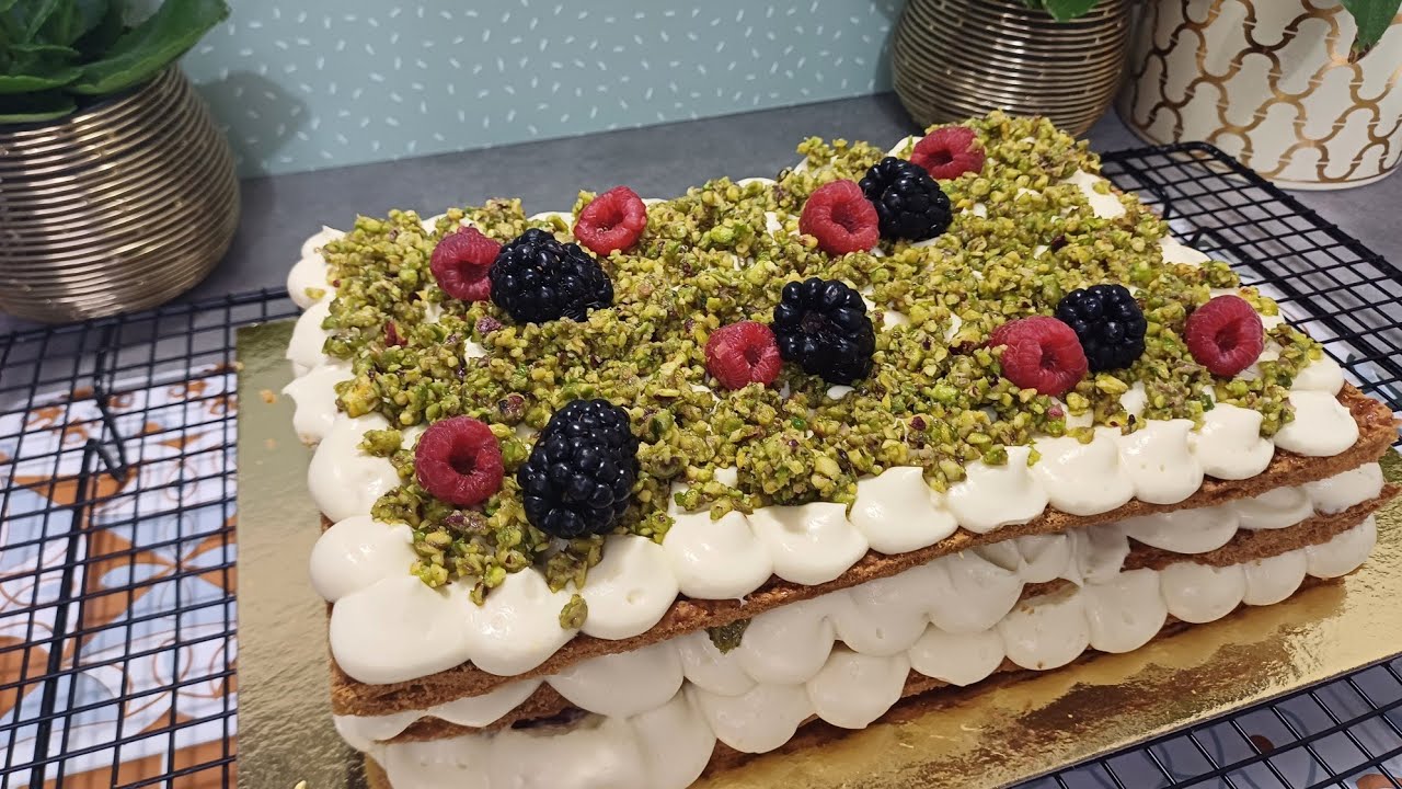 MILLEFOGLIE CON CREMA DIPLOMATICA:crema al pistacchio e frutta ricetta golosa