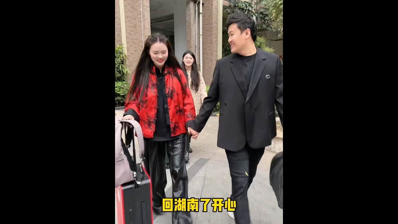 带着七个孩子赶了8多个小时的路程，看到一家老小拥抱在一起的瞬间，一切都是值得的，有时候喜欢的不是过年，而是过年能和家人团聚，这就是回家的意义
