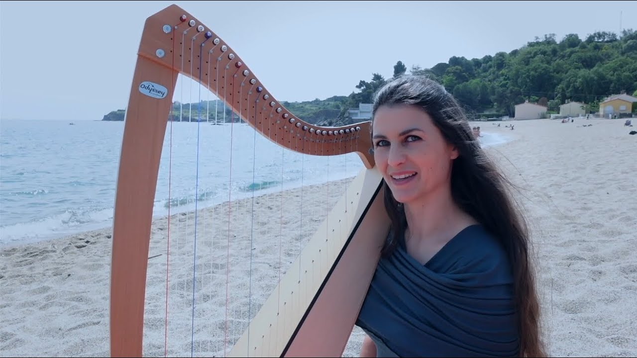 Learn the harp in nature! Harp lesson on the beach with Ev&eacute;lina Simon