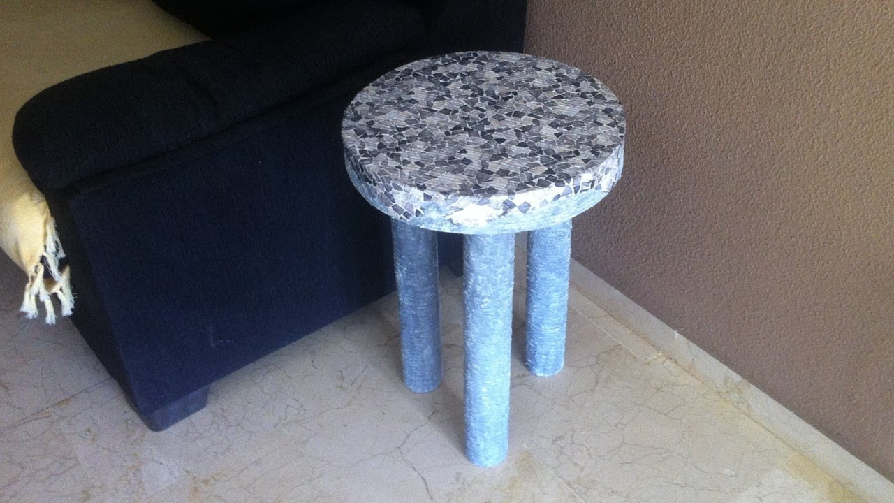 Mesita auxiliar con tubitos papel periodico, carton y decoupage, estilo rustico
