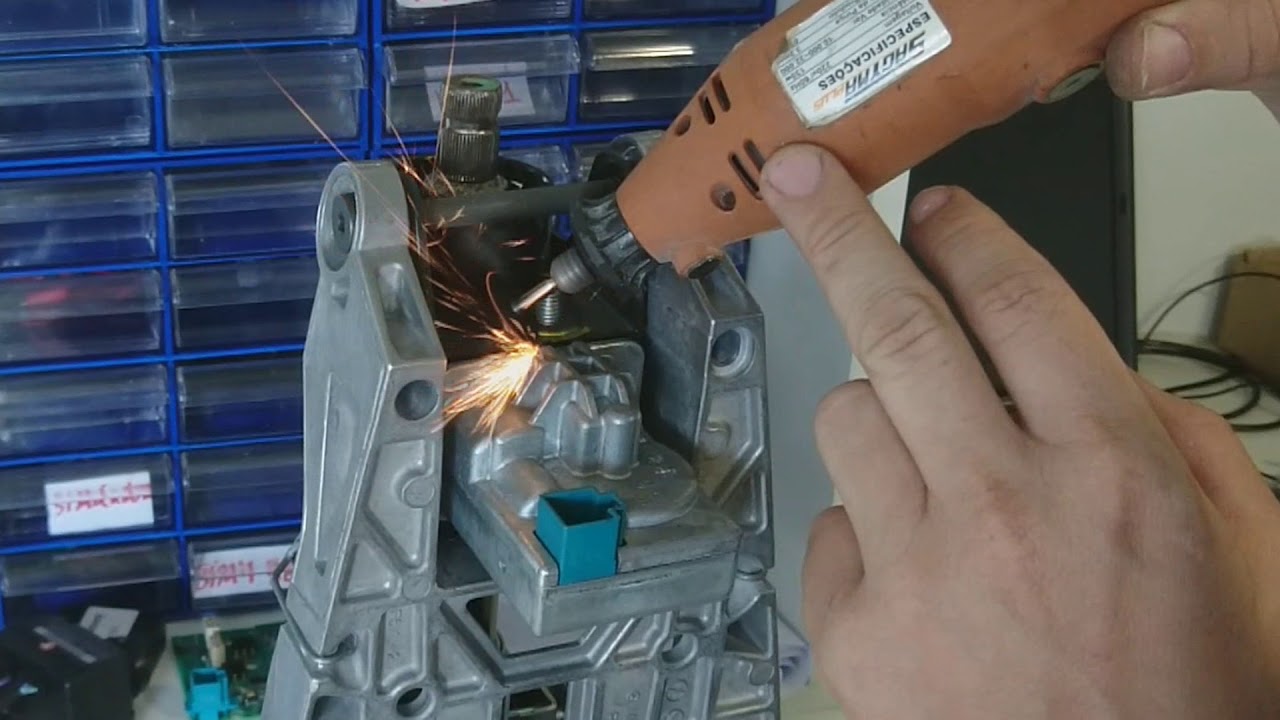 Como retirar a trava da coluna ELV Mercedes W204 - NASSCAR Scanners