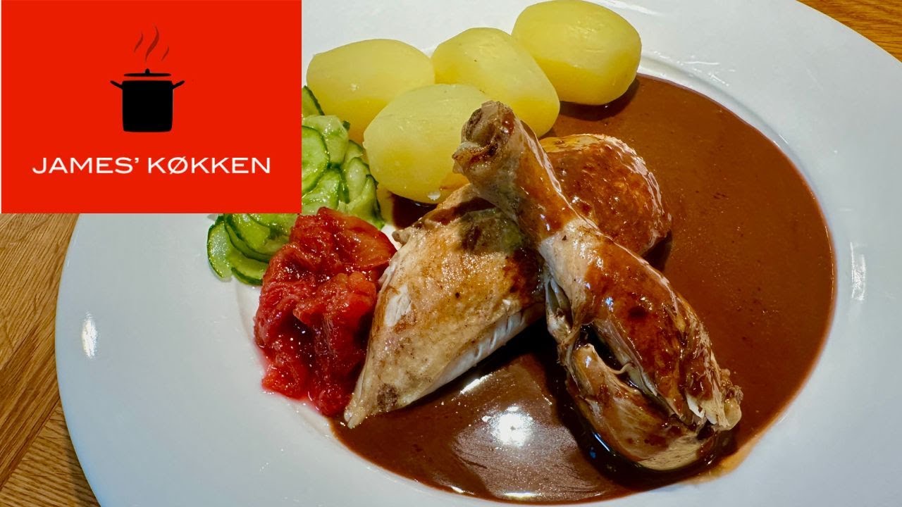 Grydestegt kylling m. sovs, kartofler, agurkesalat og rabarberkompot!