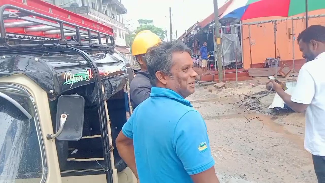  களுவாஞ்சிக்குடி சந்தையில் கொட்டும் மழையிலும்  தவிசாளர்  வினோராஜ்  இன் அதிரடி  நடவடிக்கை