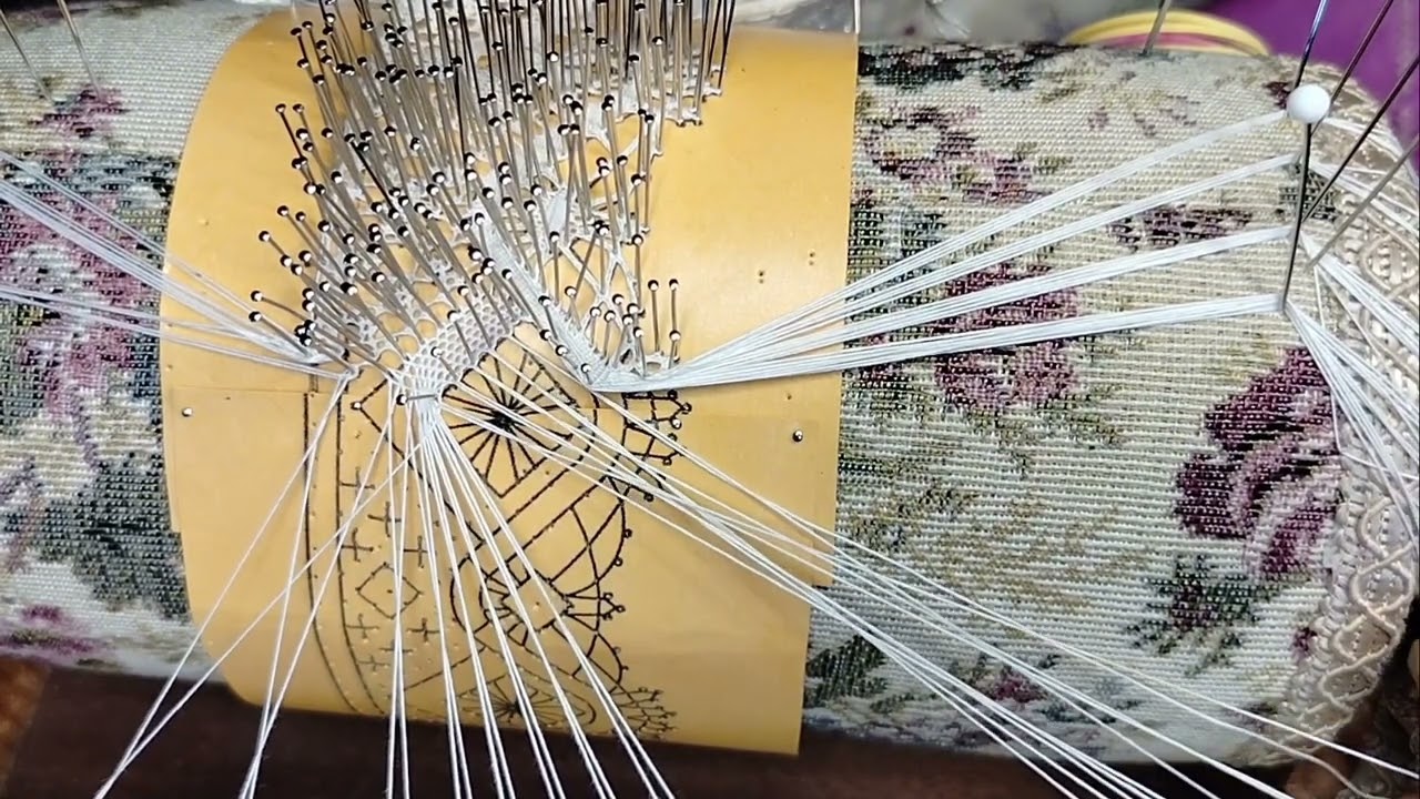 Medio punto, hojas de guipur y galería