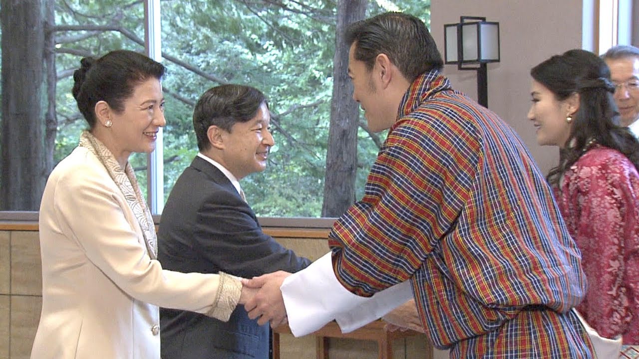 天皇、皇后両陛下　笑顔でご歓談　王族ら招き茶会