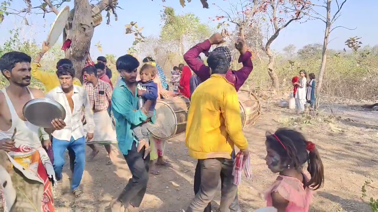 ग्राम पंचायत पलासडोर के पसलीभीत फलिया में आज होली बहुत खेलते हुए ।जय जोहार 🏹