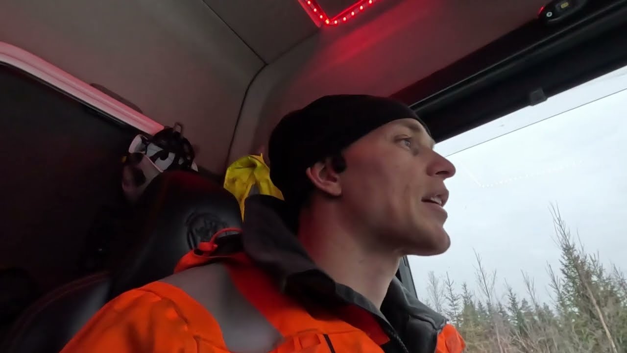 Alkuun saa kysellä ja sit käyään hakkeen kuorma ahtaasta laanista. Kysymyksiin vastaan videolla