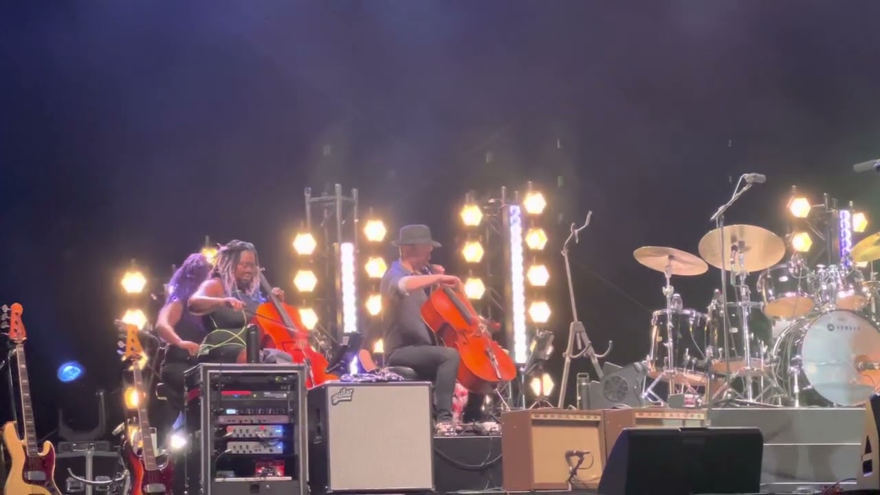 Brandi Carlile & Emmylou Harris perform “Mary” @ Mothership Weekend Tribute