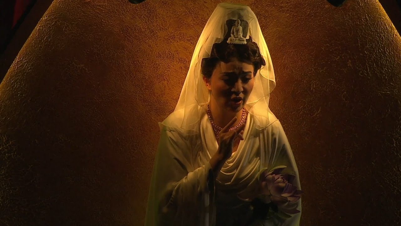 Mei Gui Zhang 張玫瑰 as Guanyin in 