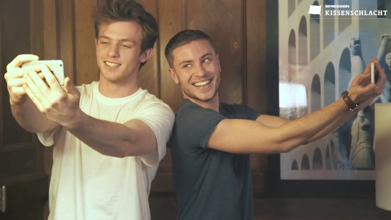 SPIESSER Kissenschlacht mit Jannis Niewöhner und Jannik Schümann