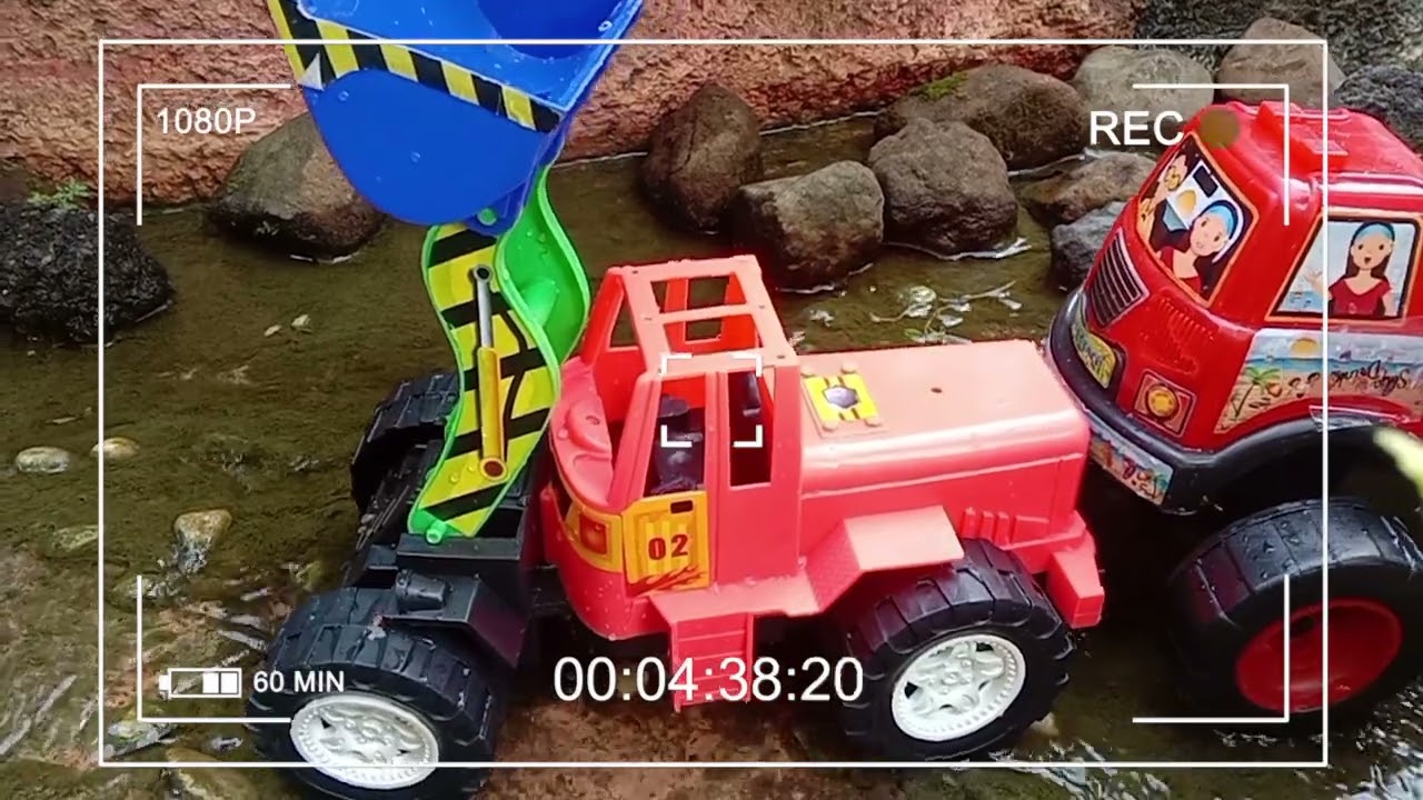 MOBIL TRUK NOLONG MOBIL BEKU TENGGELAM DI SUNGAI