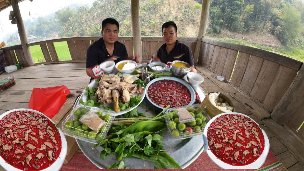 Tiết canh trộn của ch&uacute; Dũng v&agrave; em Thơm | Nhịp Sống T&acirc;y Bắc