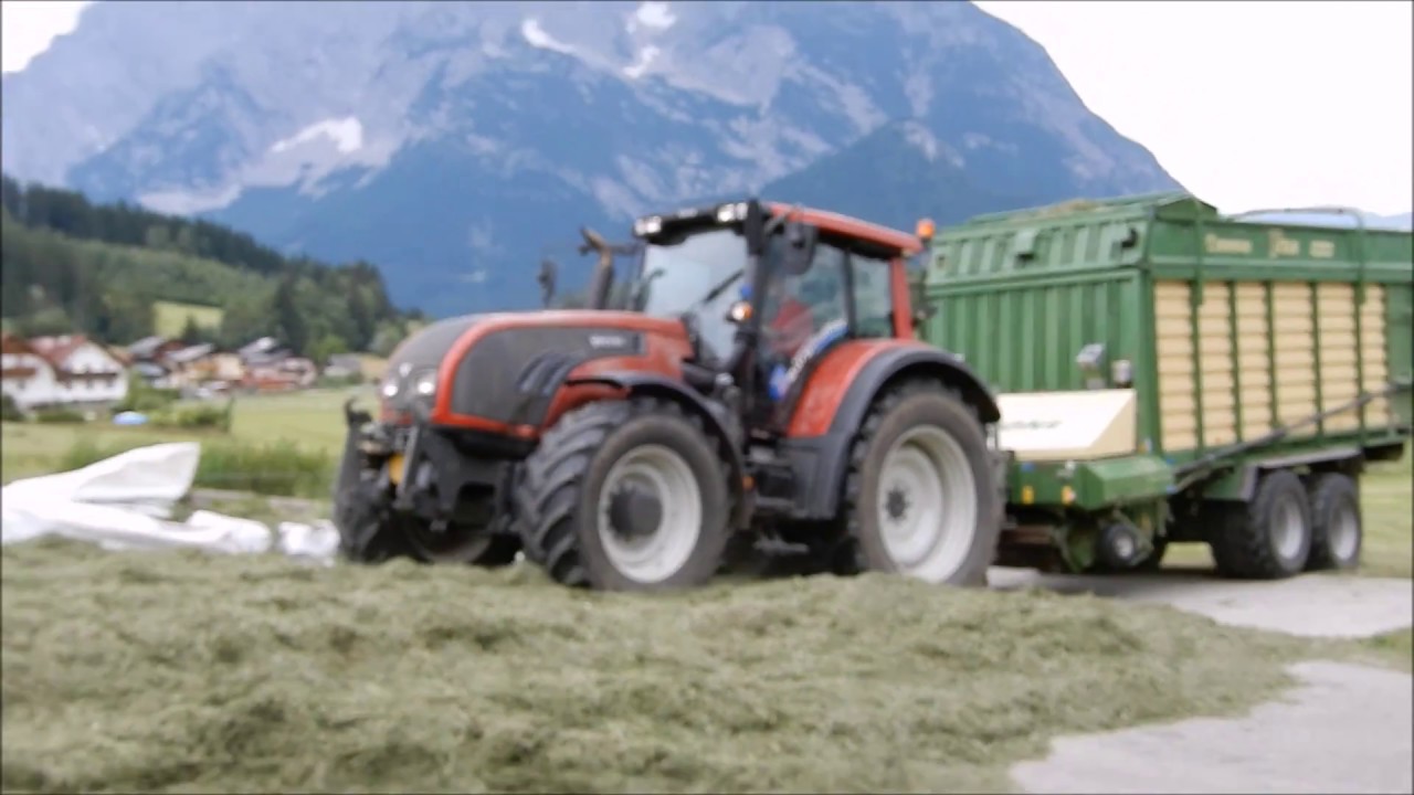 2. Schnitt mit einem Valtra T203 und Krone Titan R/48