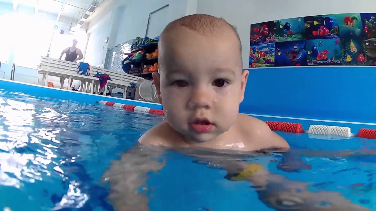 Matei la cursurile de inot la Aqua Life Club.