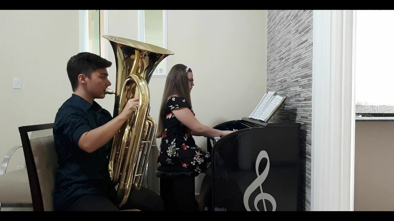 Hino 201 tocando com a irmã