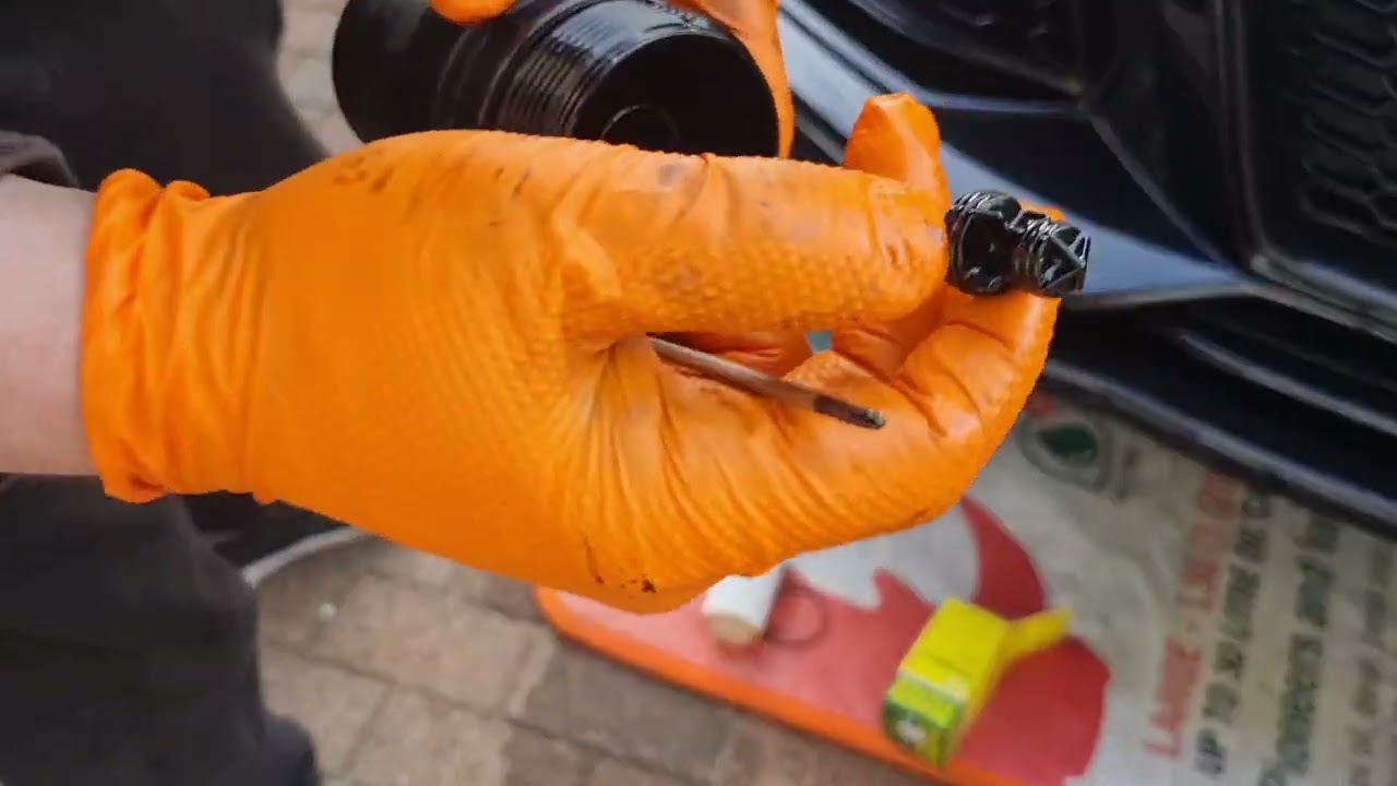 audi tt mk3 2.0 tfsi oil service. checking what is worth doing. checking the rear brakes