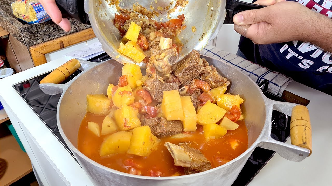 Sopa de tomate com costela e mandioca uma delicia