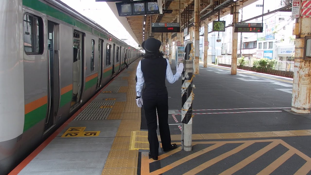 東海道線辻堂駅での女性車掌動作ME