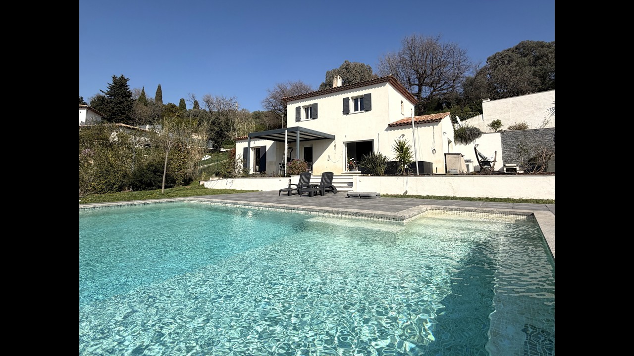 Maison récente 5 pièces au calme avec superbe vue et piscine à vendre à Grasse secteur Clavary