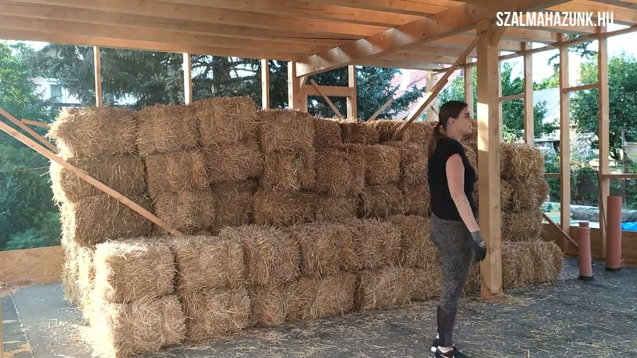 Szalmabálák behordása - Szalamházunk.hu