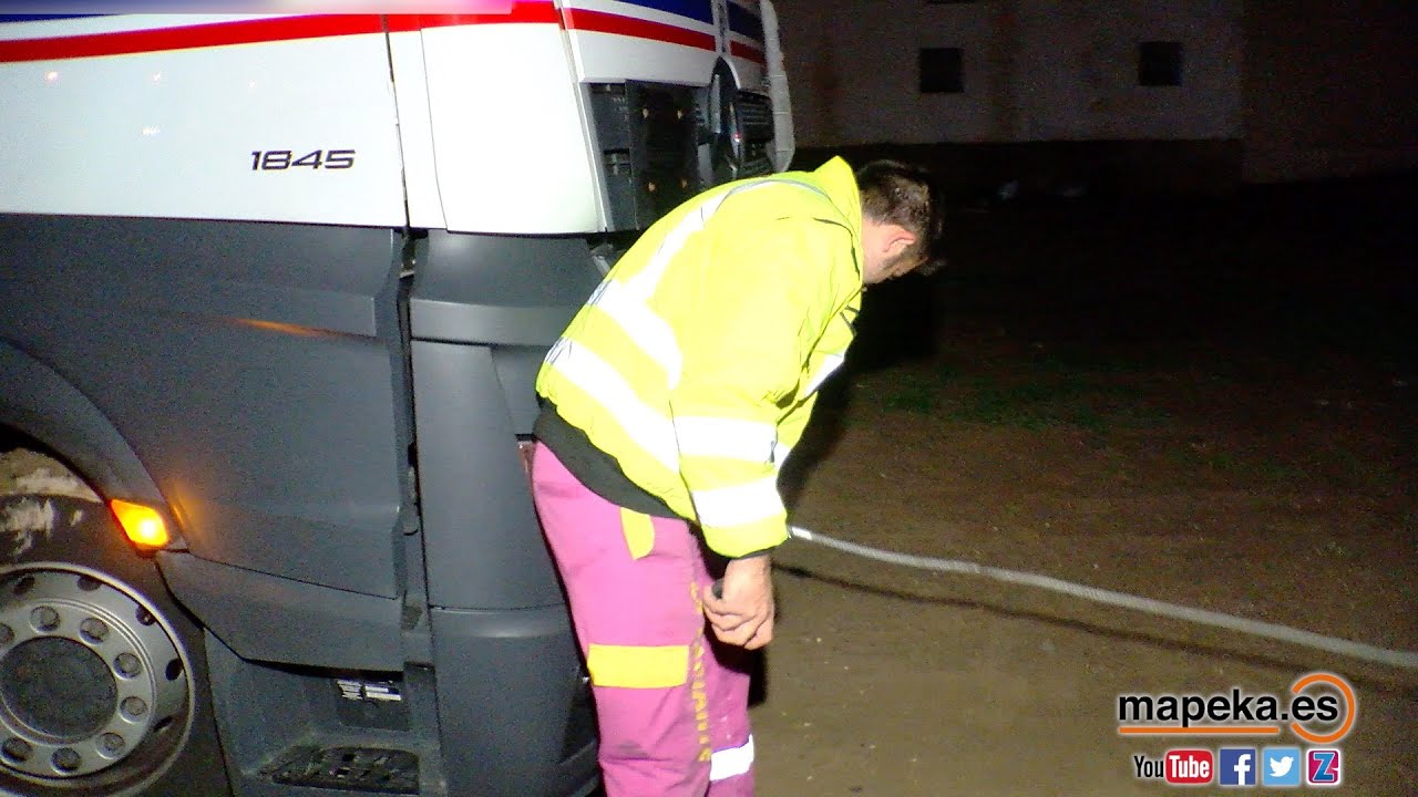 IMPRESIONANTE !! RESCATE DE UN CAMION EN EL BARRO por un vehículo especial de Grúas La Variante