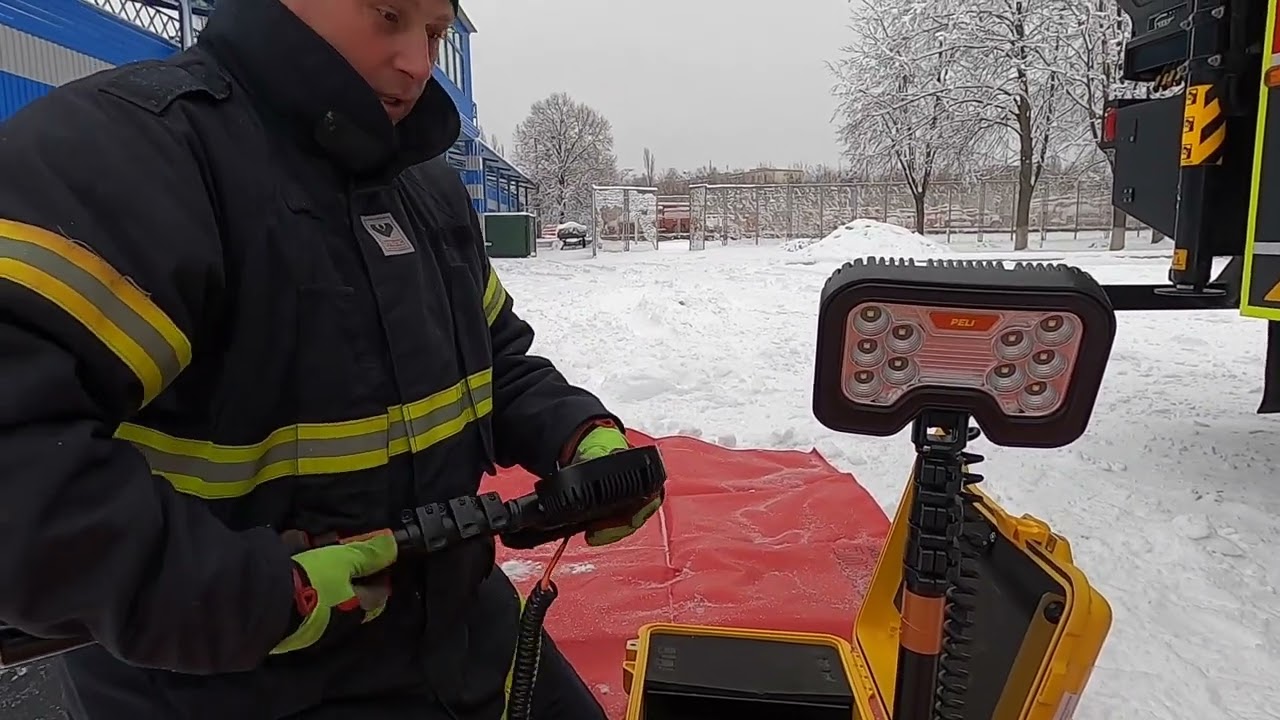 САРМ В робота з мобільною освітлювальною системою PELI 9440