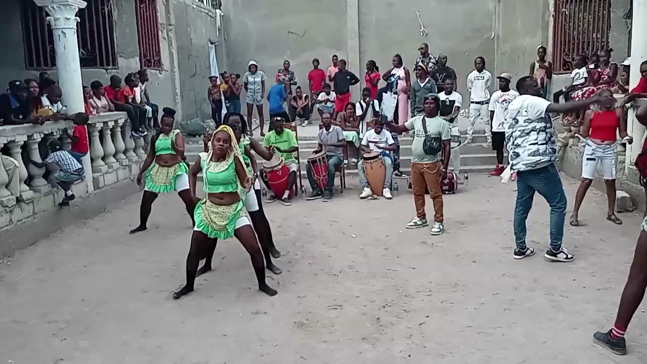 Teyat Bèl Poze tap depoze Nan Lakou Souvenans. 