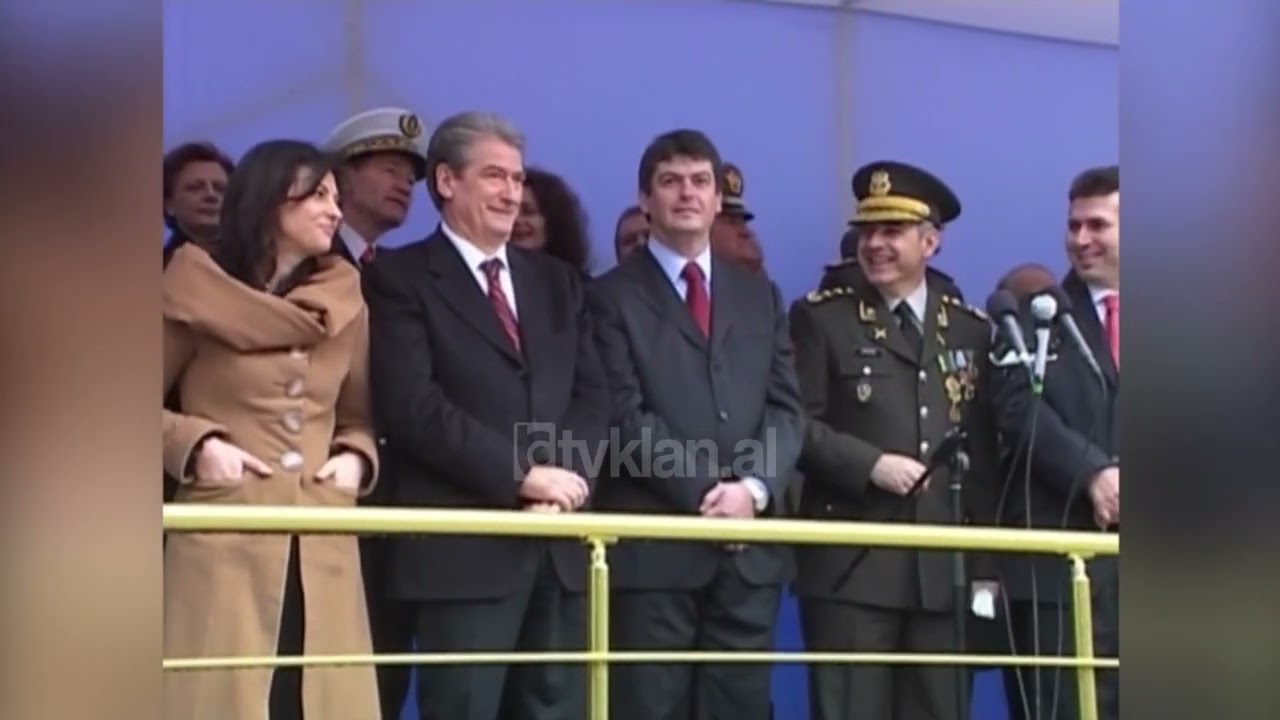 Parada ushtarake për kremtimin e 95-vjetorit të Forcave të Armatosura-(4 Dhjetor 2007)