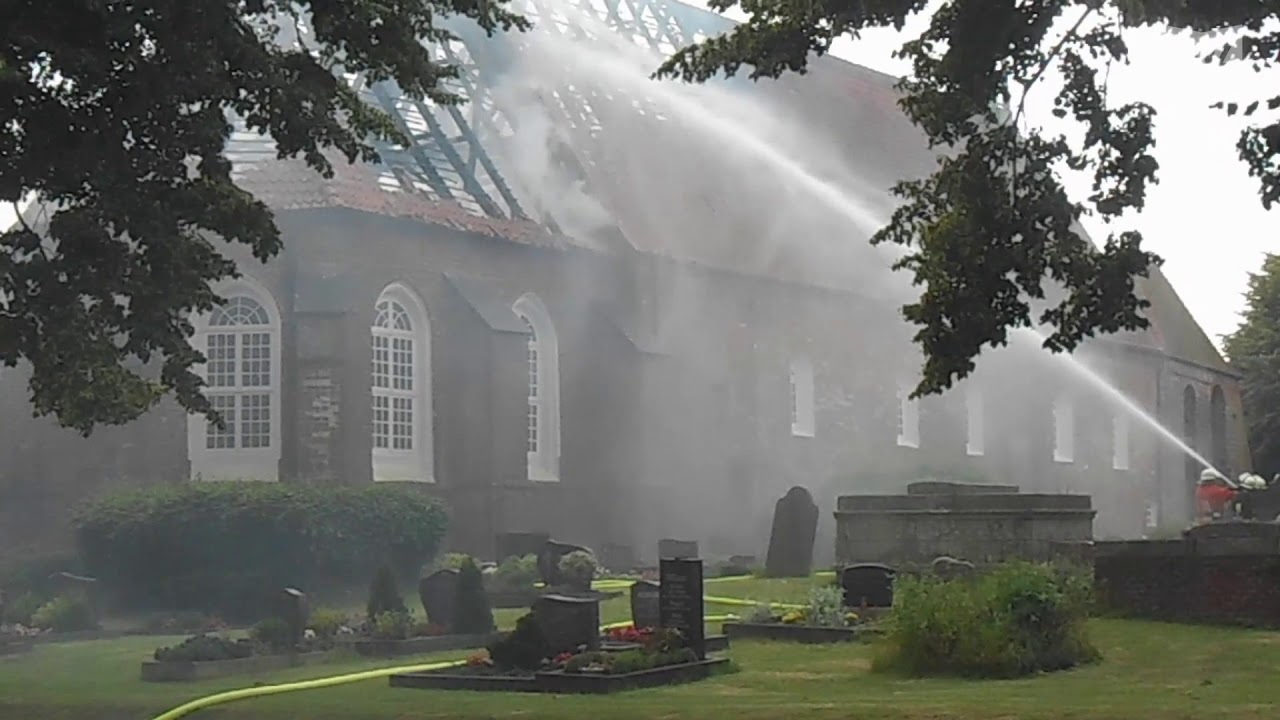 Kirche in Brake steht in Flammen
