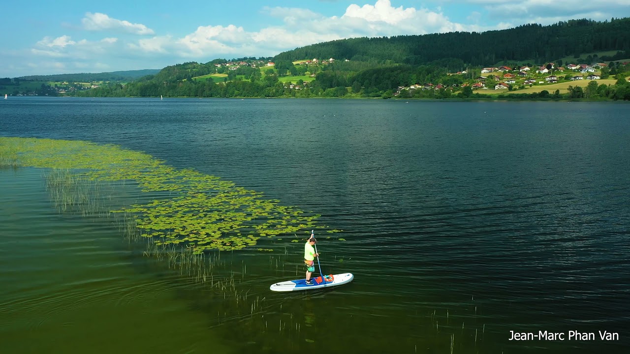Lac Saint Point juillet 2021, paddle et moissons, vidéo en drone 4K. Haut-Doubs vu du ciel