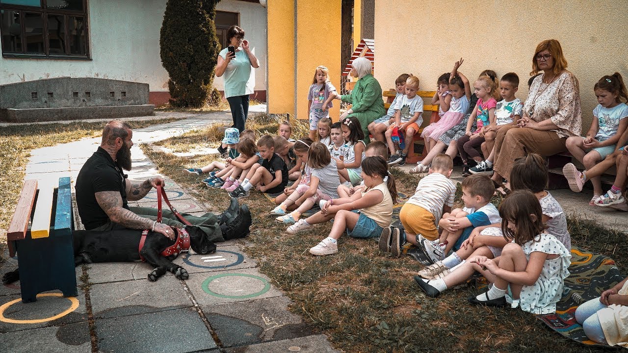 Cane Corso besucht Kindergarten